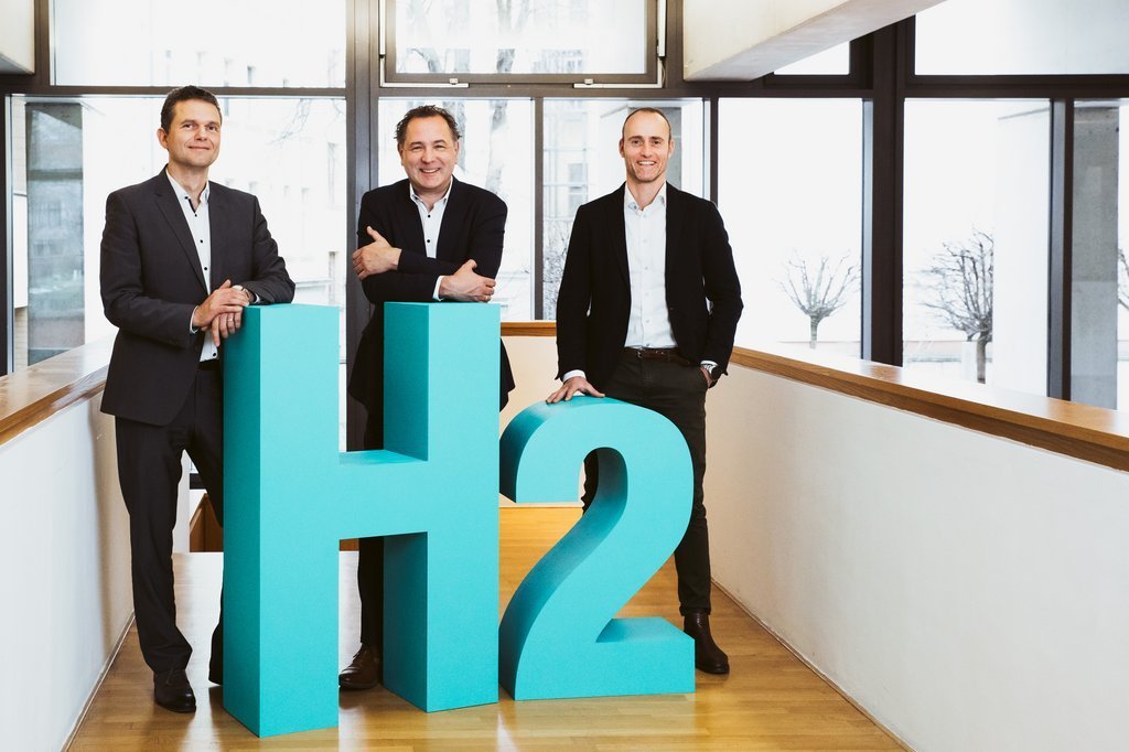 Jörg Nitzsche, Gerald Linke und Gert Müller-Syring vor einem H2-Symbol
